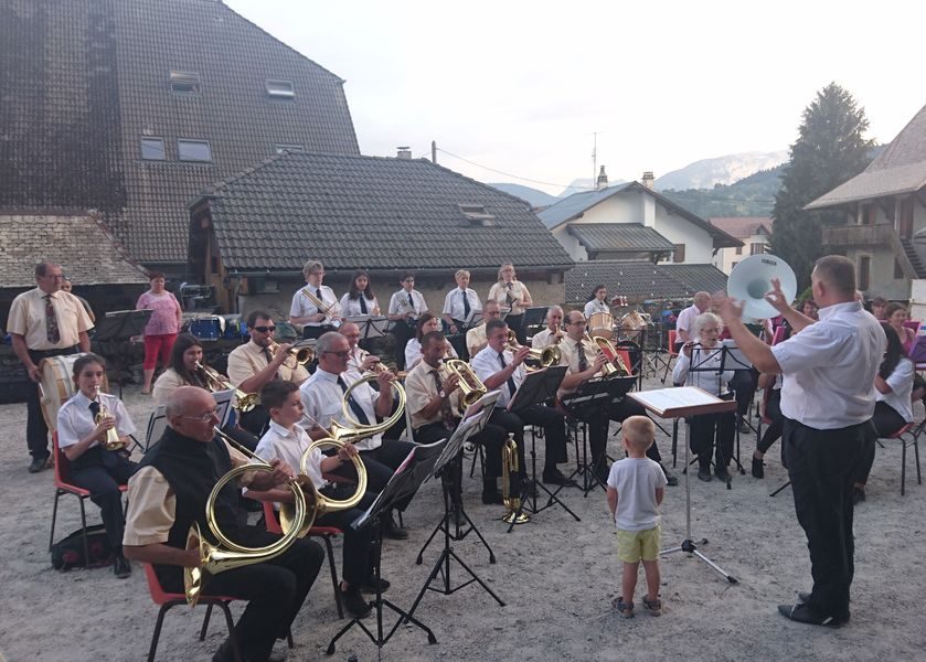 © Marching band drums - Batterie Fanfare " Les Cyclamens"